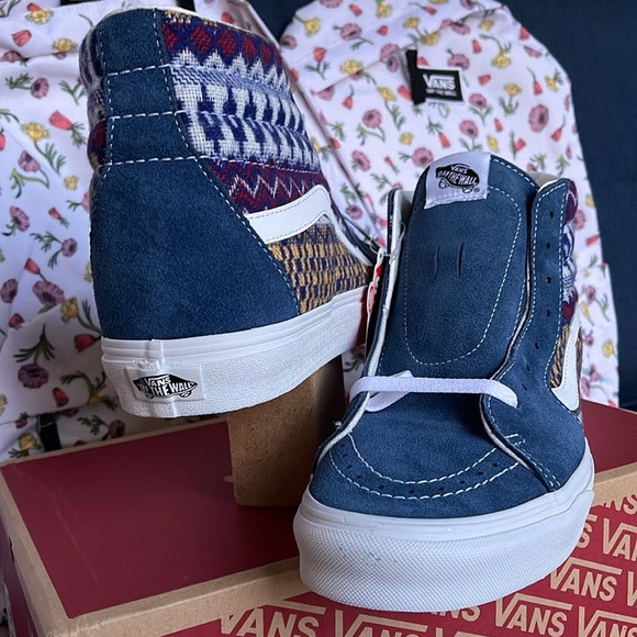 Vans Men’s Sk8-Hi
Fair Isle Blue/Multi
VN0A7Q5NBER
Sneakers - Picture 10 of 16
